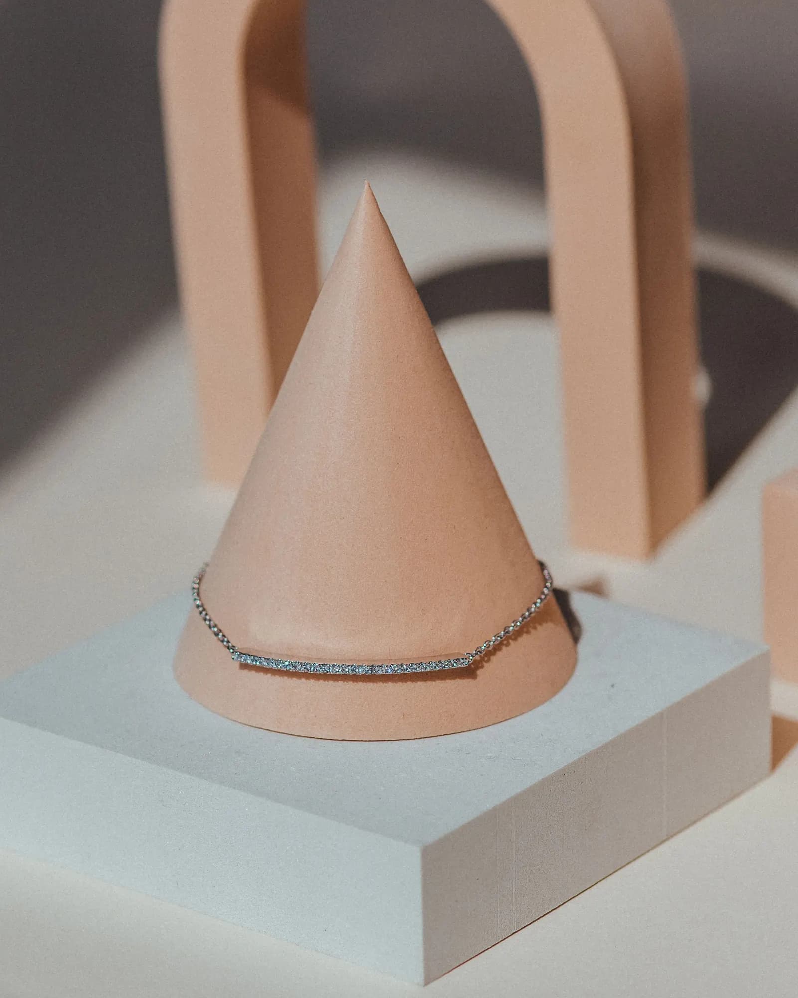 Feines Armband mit Diamantbogen