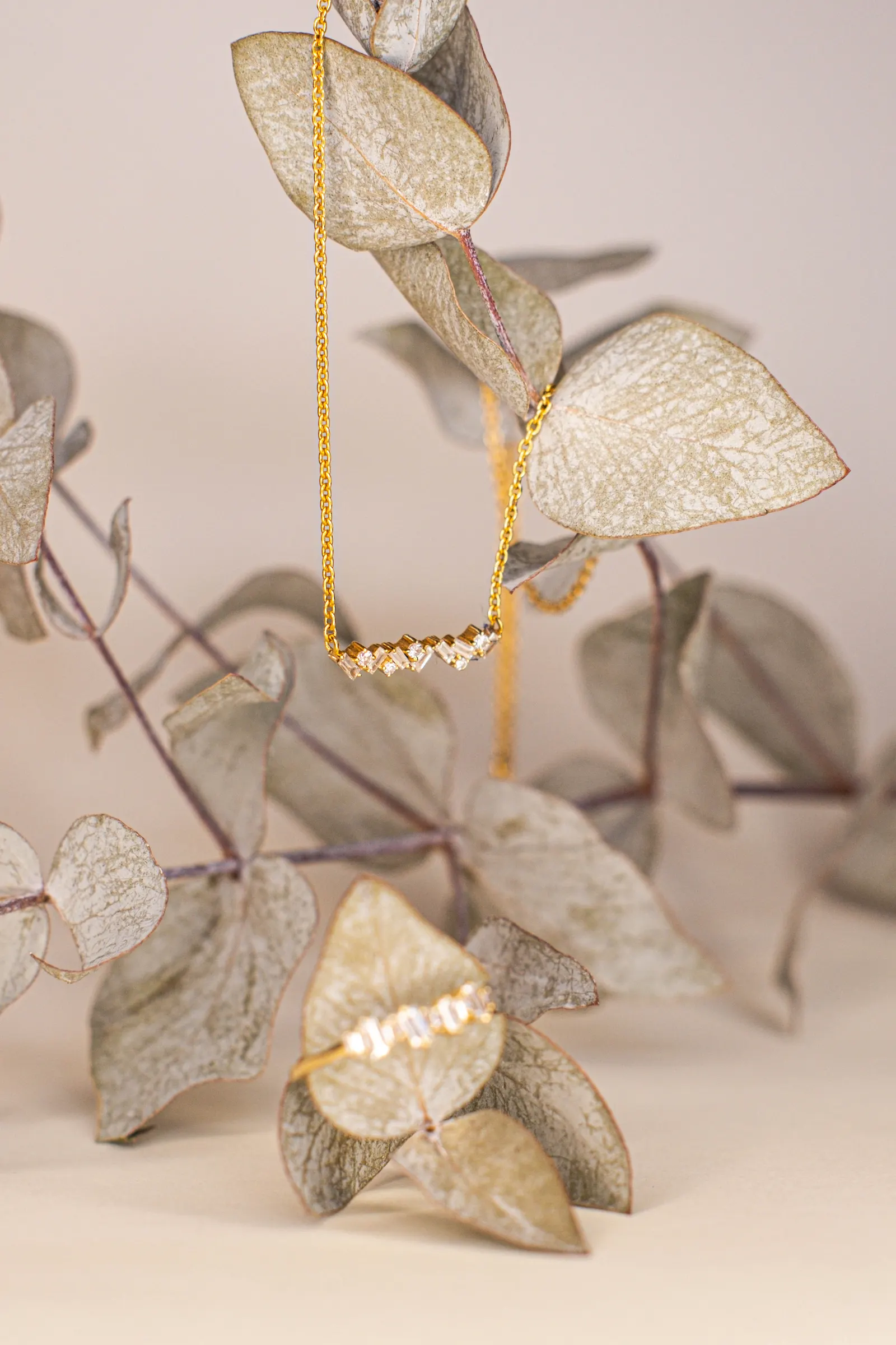 Feine Kette mit Baguette-Diamanten
