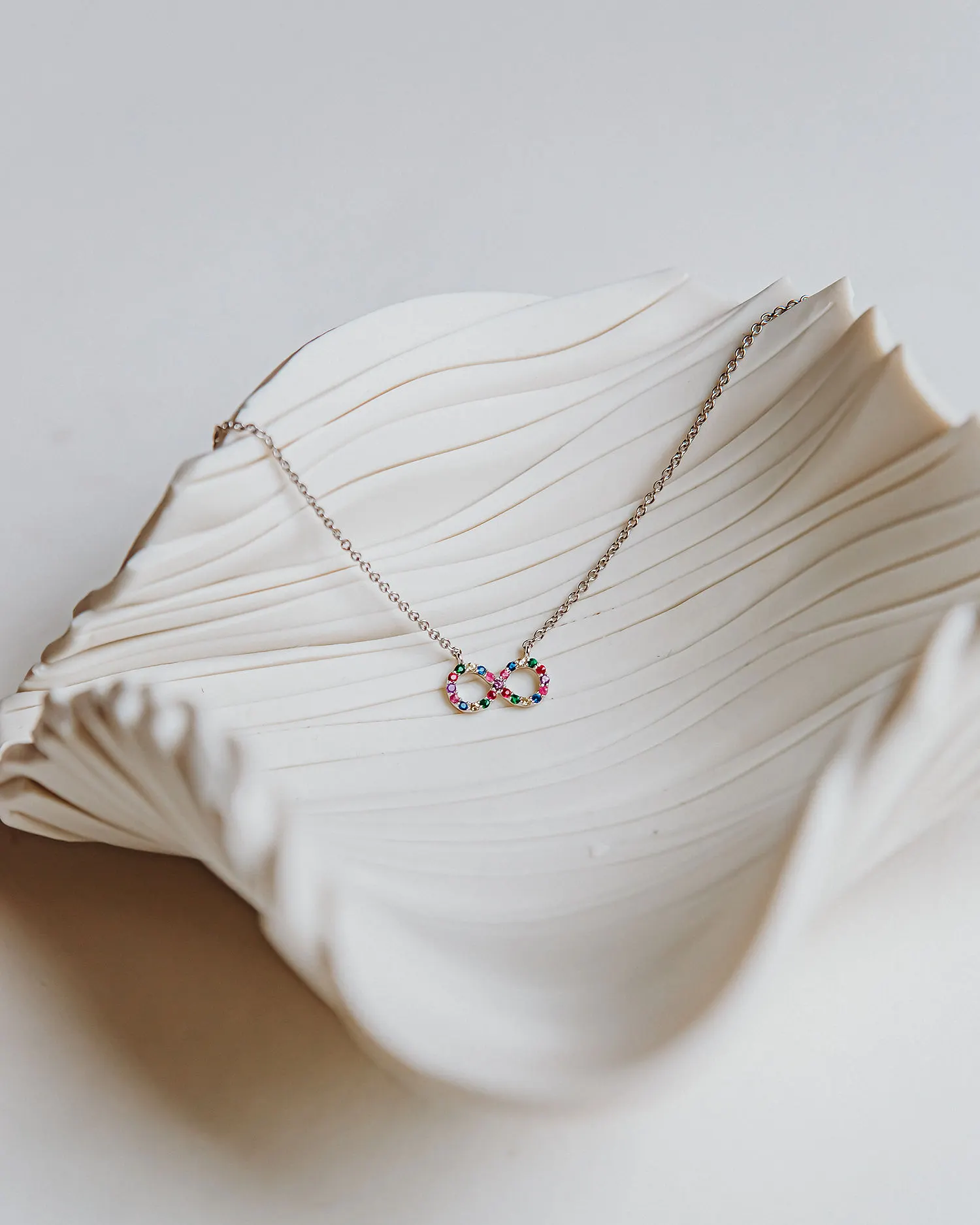 Kette mit buntem Infinity-Anhänger